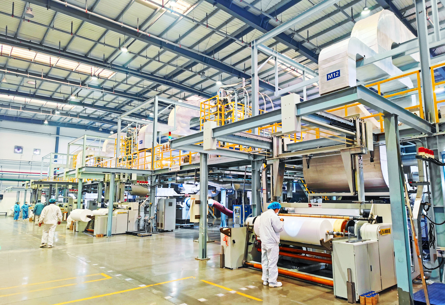 仪征化纤熔喷布生产现场. 刘玉福 摄