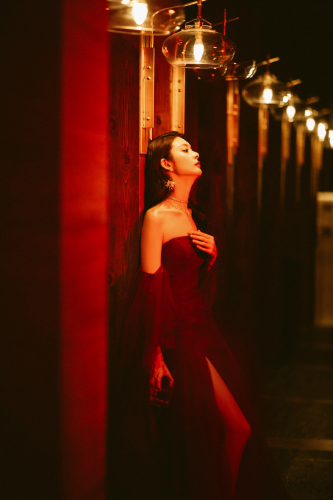 傅菁发布红色纱裙造型写真 妩媚冶艳眼神性感迷离__财经头条