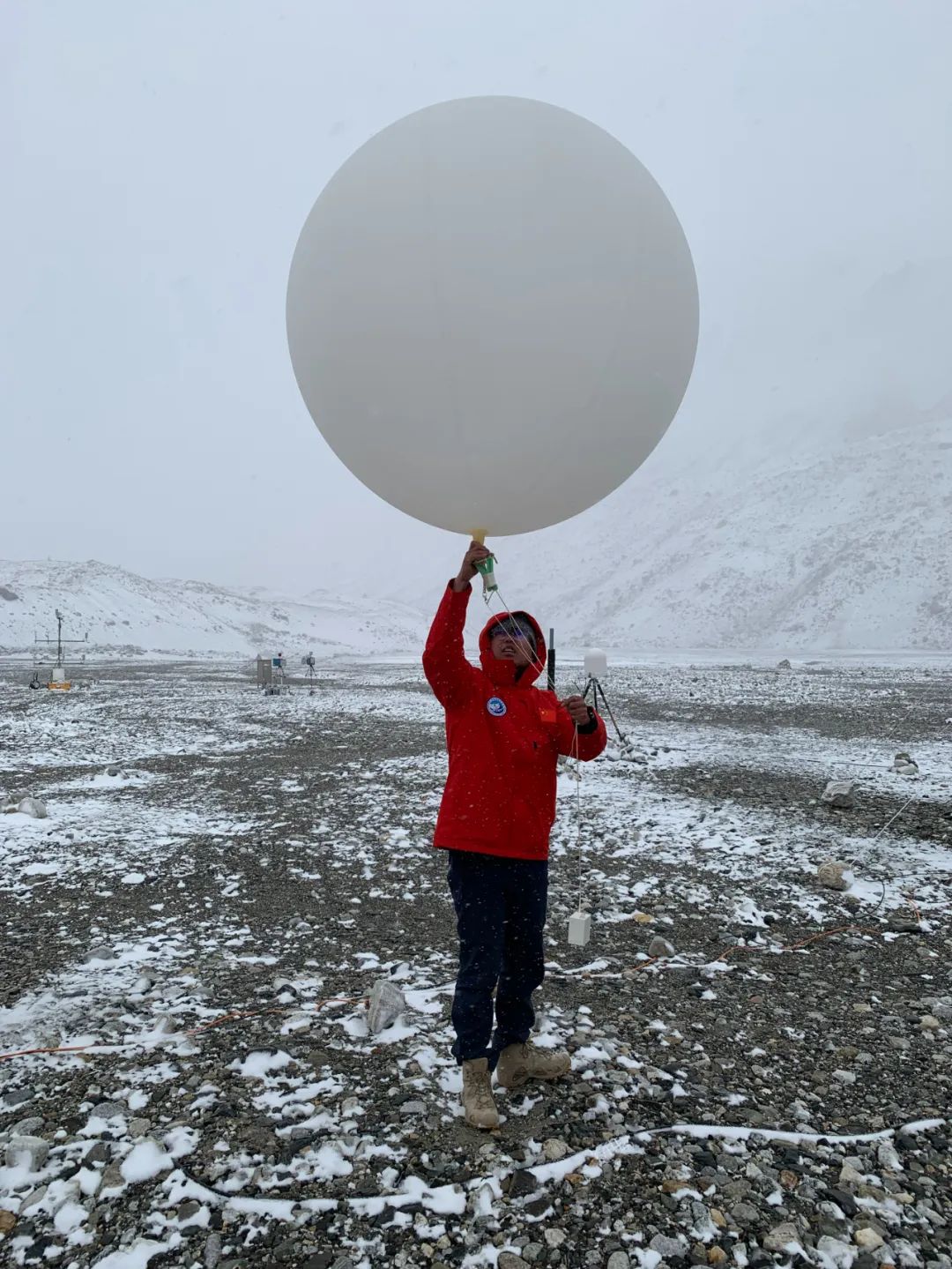 张雷正在释放探空气球