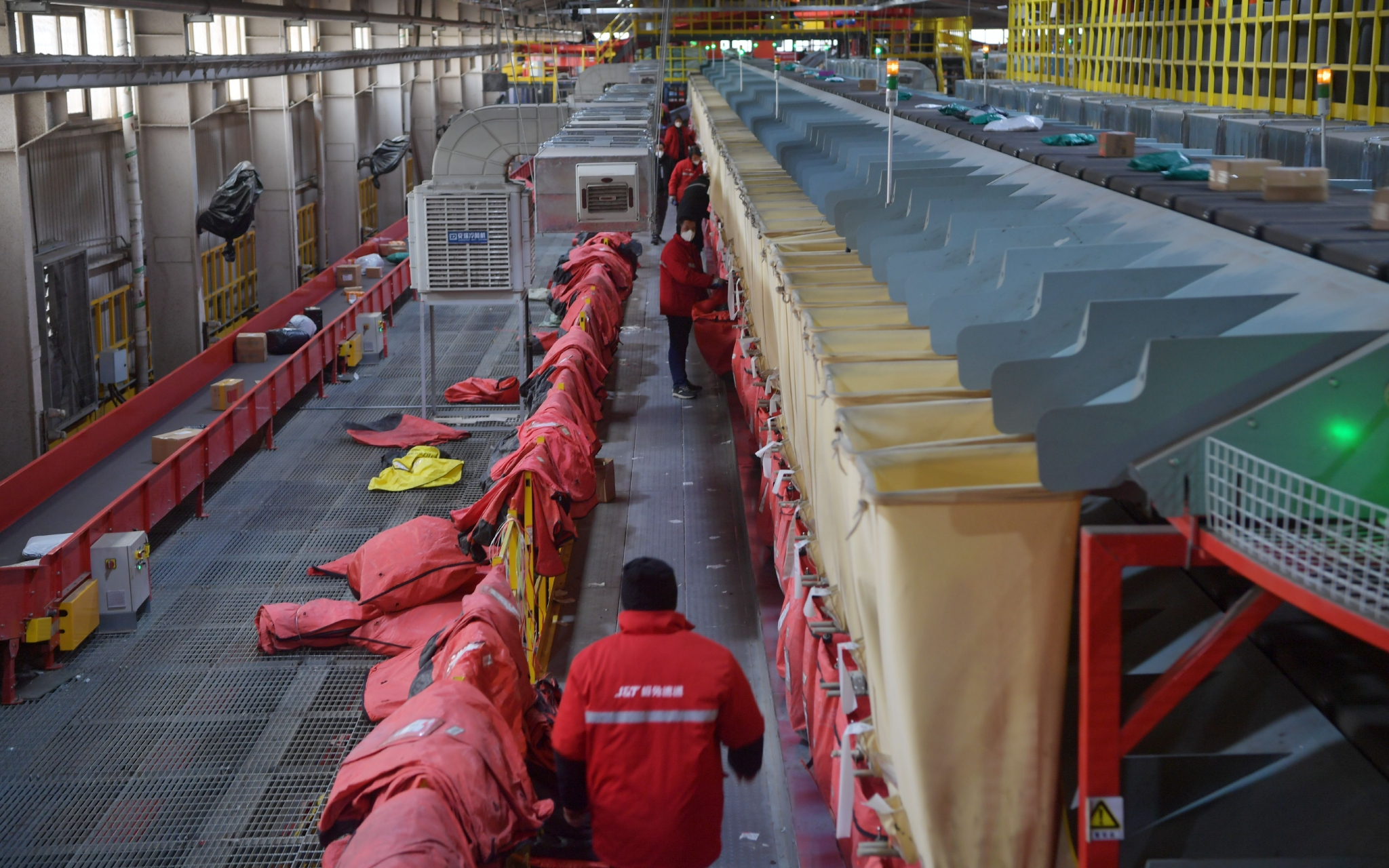 探访快件转运中心:快递小哥为派件提速,快件量已度过高峰期|快递_新浪