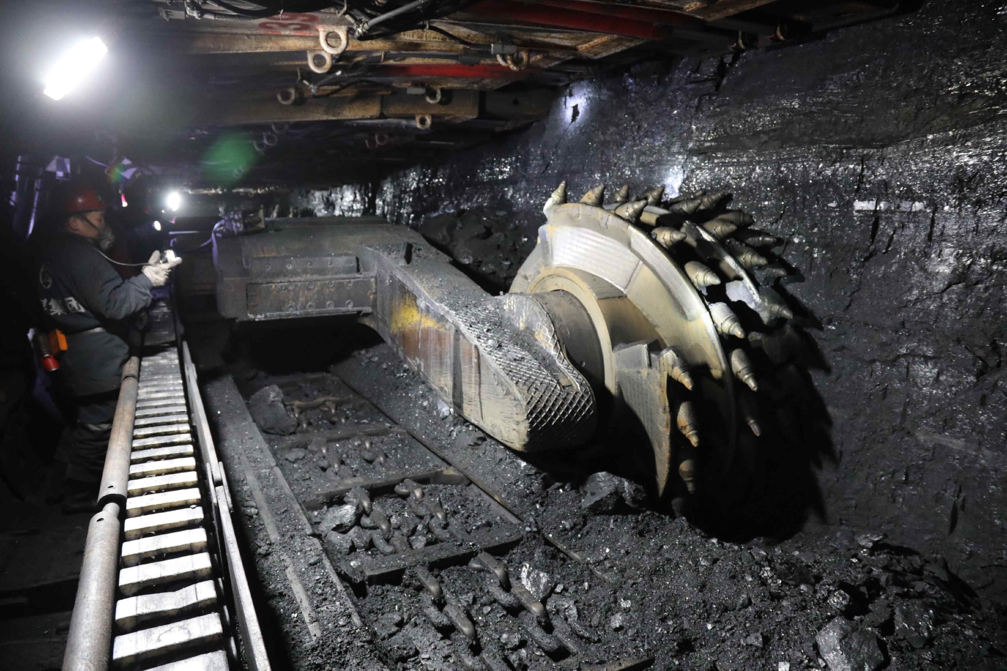 山西华阳新材料集团一矿井下综采工作面正在作业.(采访对象供图)