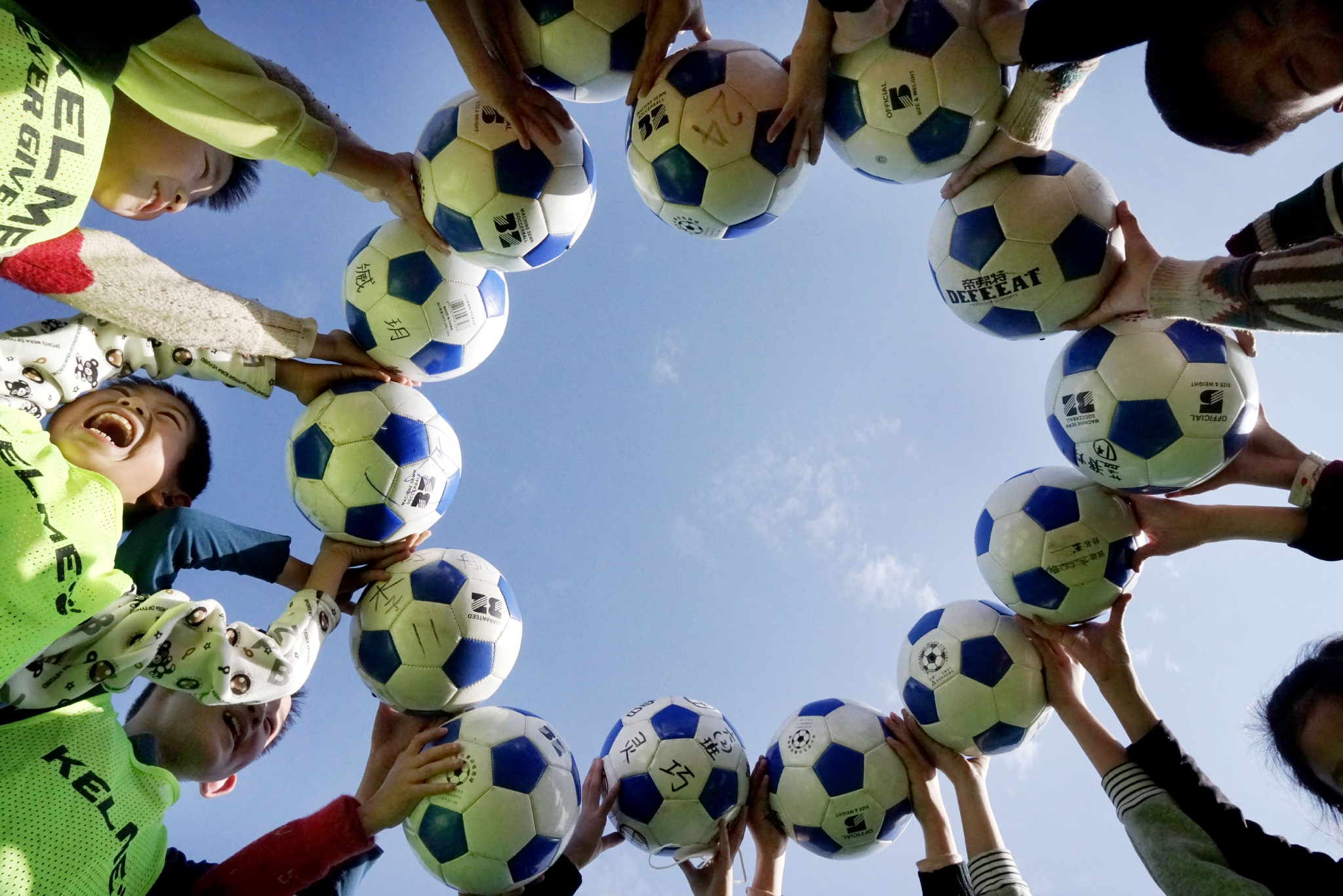学生在参与校园花样足球活动.通讯员 张建成 摄