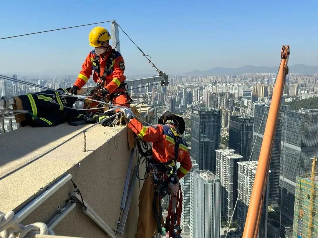 消防员"从天而降",200米高空缓降救援|消防员_新浪财经_新浪网