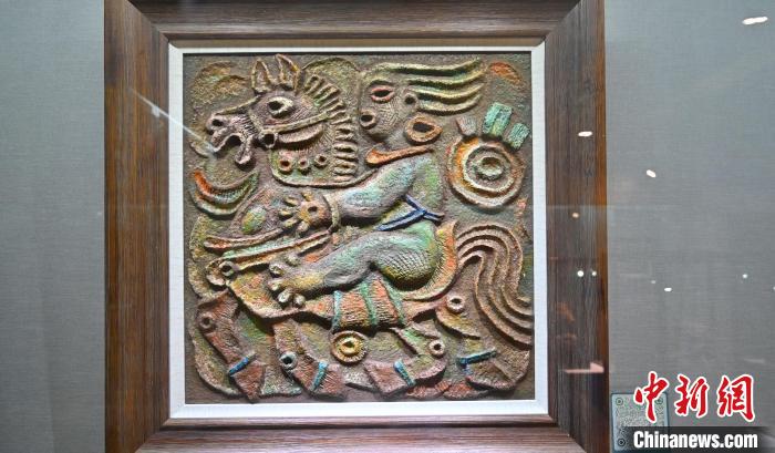 图为方聪创作的纸浆雕塑作品.唐哲 摄