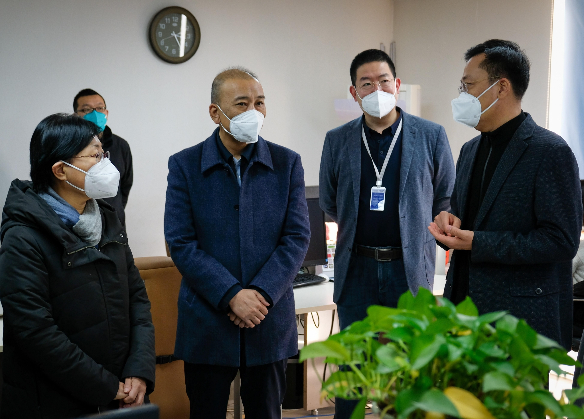 张泽峰厅长(右一),管云天副市长(右三),王晓辉局长(右四)与郑毅总