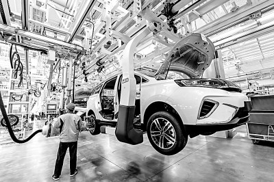     山西运城新能源汽车智能化生产流水线。闫鑫摄/光明图片