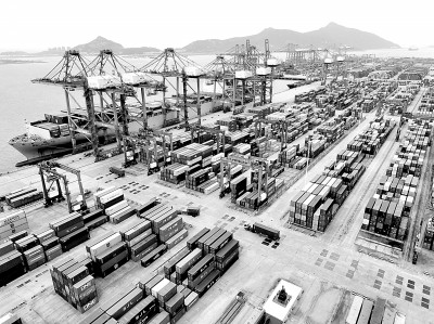     江苏连云港港集装箱码头装卸货物呈现一派繁忙。王春摄/光明图片