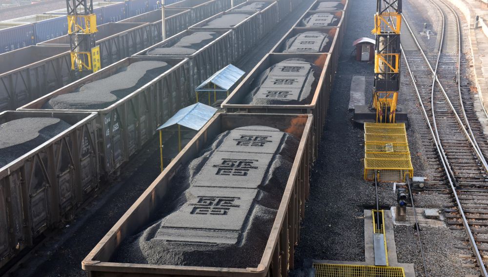 在山西晋能控股煤业集团成庄矿，煤炭列车整装待发。（采访对象供图）