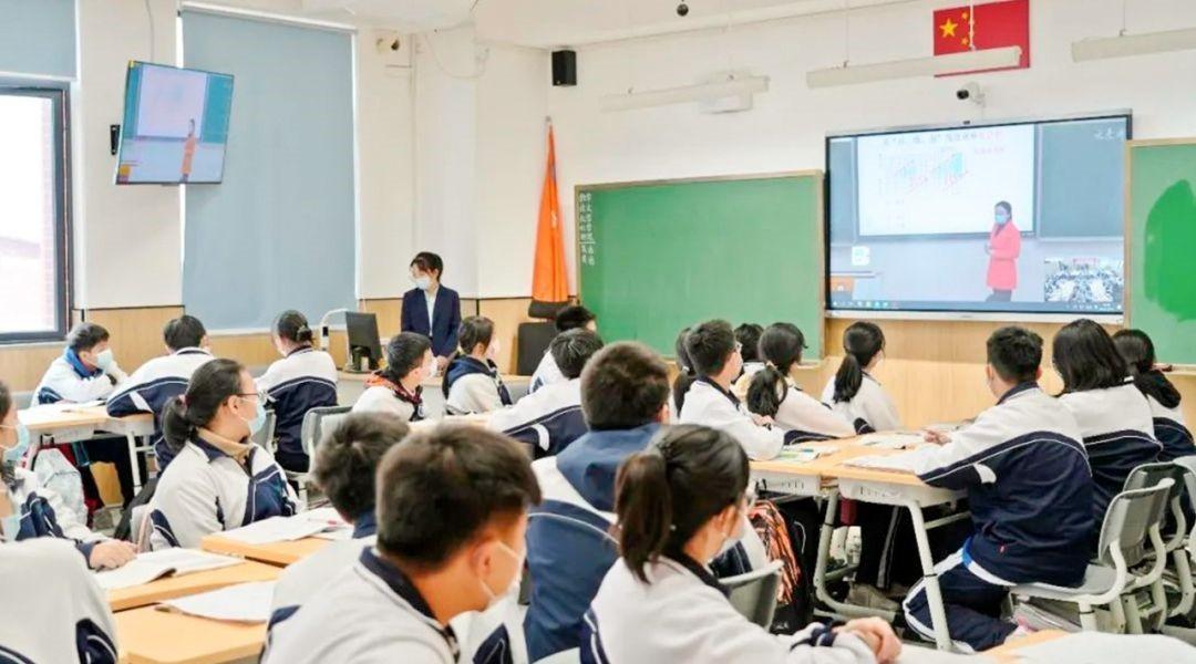 　　龙津中学学生同步听课