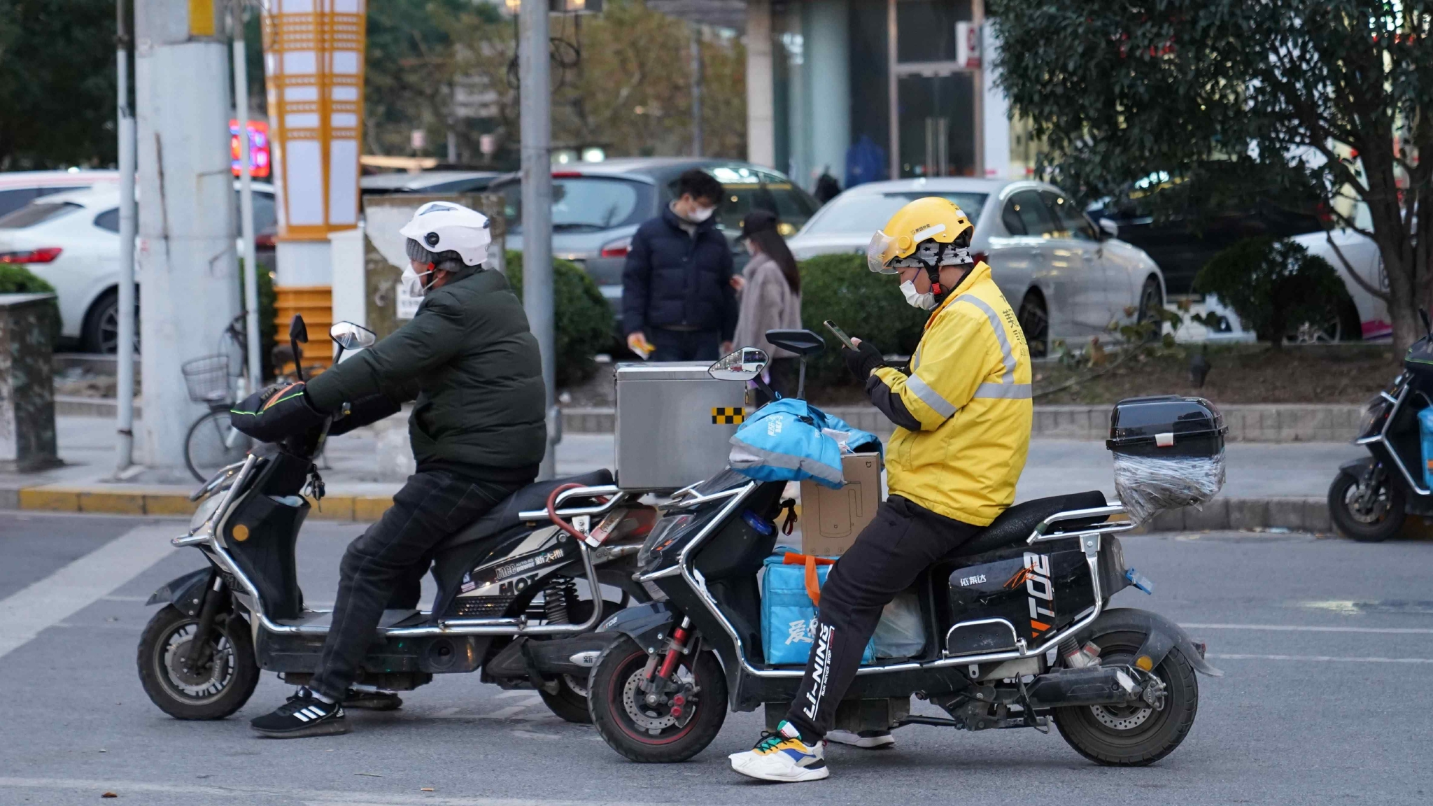 一线观察:派送时间长,人手紧张,外卖小哥在努力奔跑|一线_新浪财经