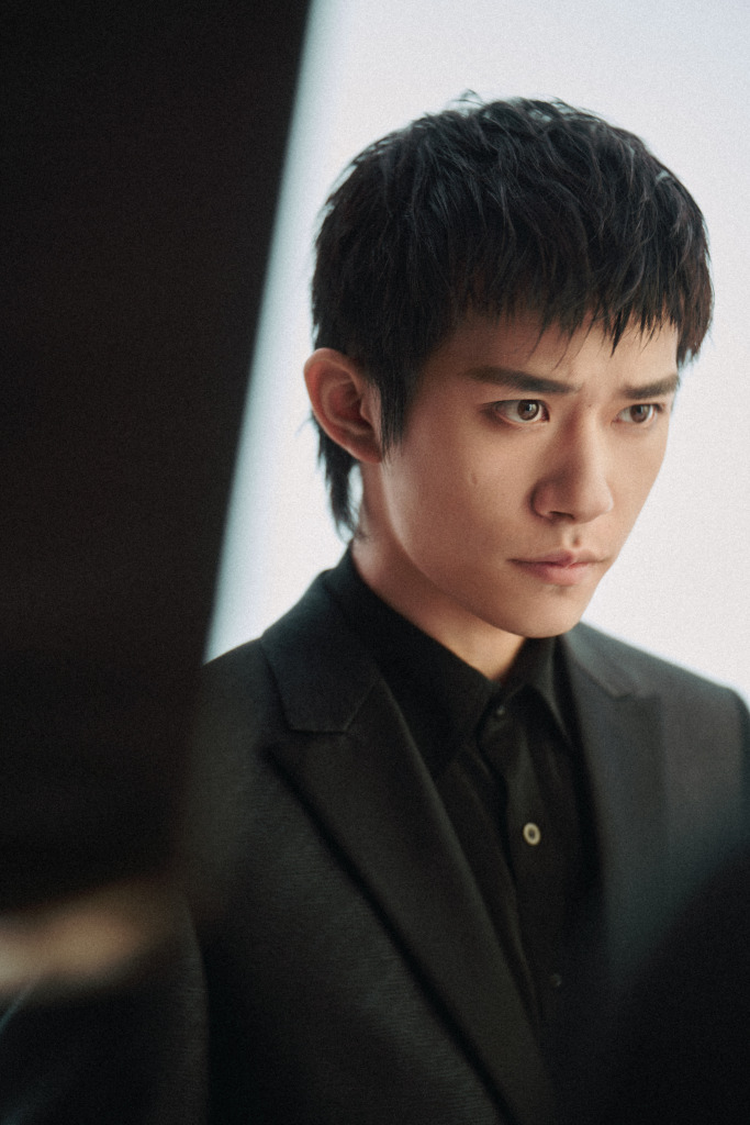 易烊千玺黑色西装造型出席品牌活动 留狼尾发型帅气有型__财经头条