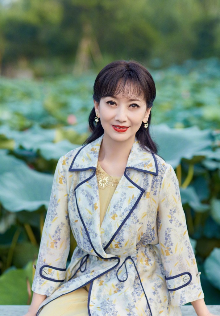赵雅芝印花风衣造型荷塘写真 清丽优雅仙气十足__财经头条