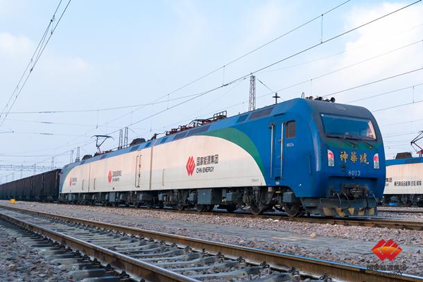 图为万吨重载列车在神池南站等待发车