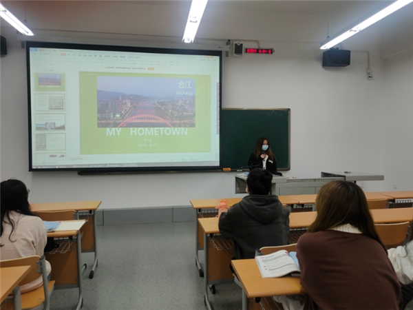 　　(图片说明:四川传媒学院数媒专业学生用英语在课堂上介绍家乡文化。)