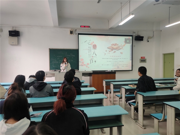 　　(图片说明: 四川传媒学院传播学专业学生在课堂上用英语介绍中国传统节日。)