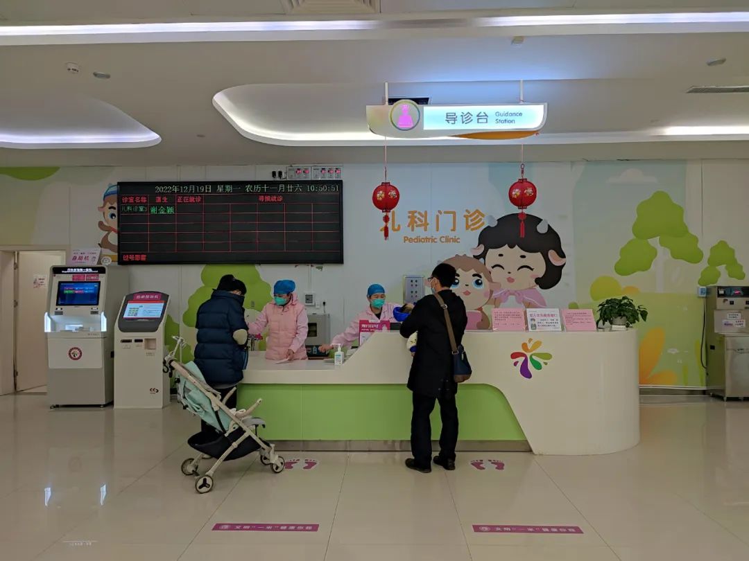 家长带着幼儿在市妇幼保健院儿科门诊就诊.