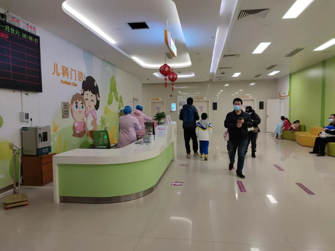 市妇幼保健院儿科住院部,儿童发热门诊就诊人数不断增多.