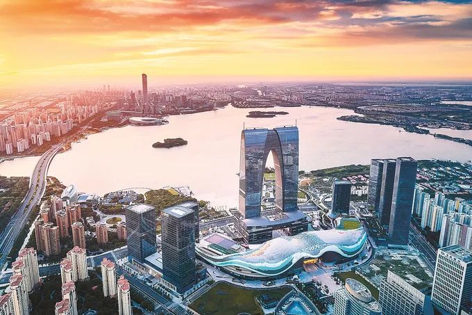 坐落于金鸡湖畔的东方之门,已成为宜古宜今美丽苏州新地标.