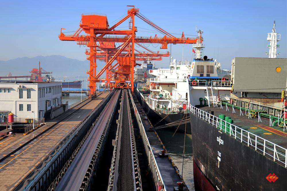 图为电厂卸煤码头