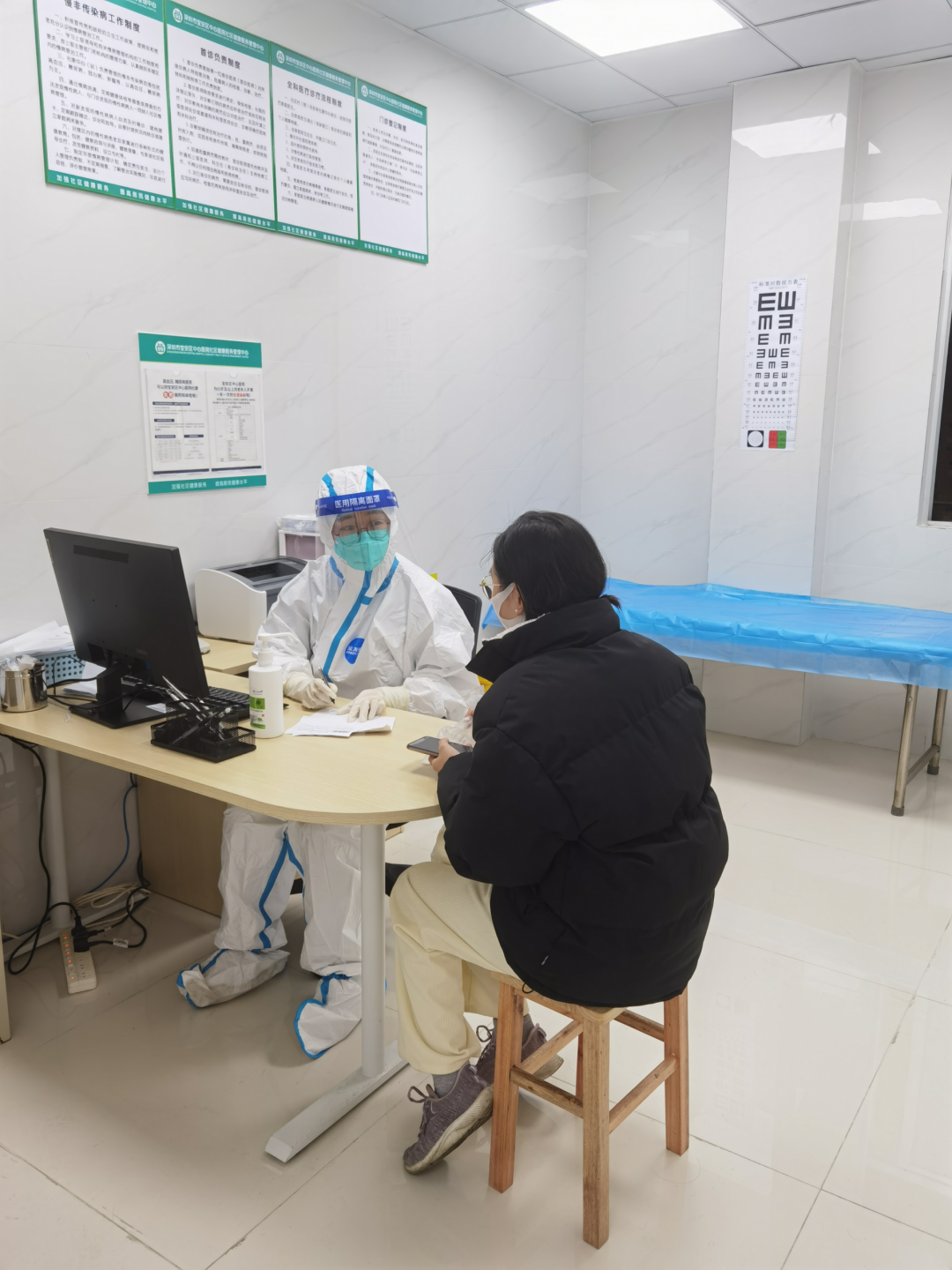 宝安区中心医院三围社康中心医生在看诊.通讯员 邹志雁 摄