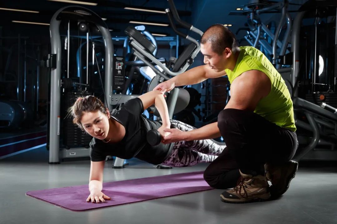 朱滿生呼籲建立良好的飲食和運動習慣動。圖為健身房教練指導健身&nbsp;圖片來源：攝圖網-ID：500292642