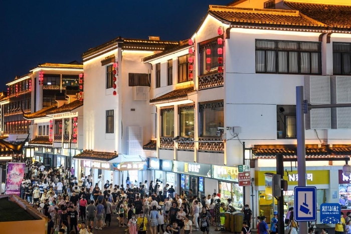 游客在苏州姑苏区观前街购物游玩(2020年8月25日摄).