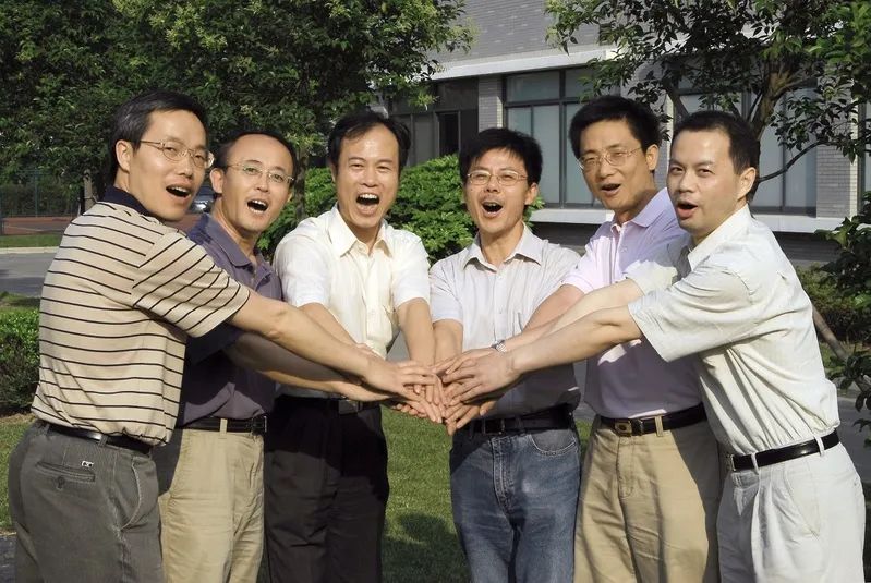 蒋华良（左三）和同事们在一起