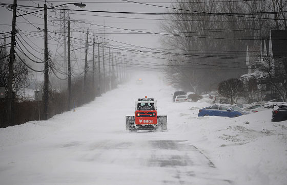 美國紐約，美國一臺鏟雪機正在幫助挖掘車輛。男平（資料圖）