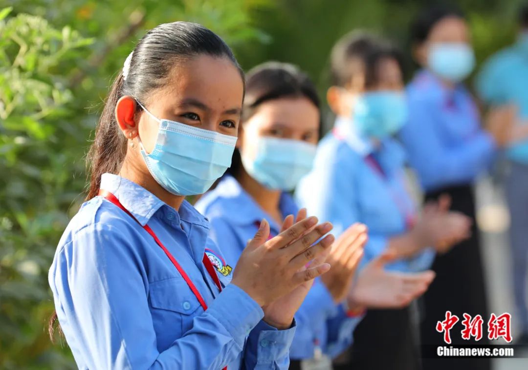 柬埔寨学生在中柬友好"丝路之友"两所学校的移交仪式上.欧阳开宇 摄