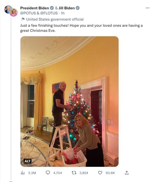 拜登平安夜发和夫人装饰圣诞树照片，有网友P图“恶搞”