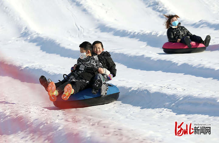 2022年12月24日,游客们走进正定县冰雪嘉年华,体验冰雪项目,尽享冰雪