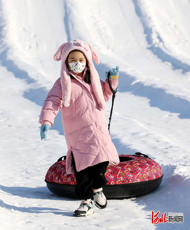 2022年12月24日,游客们走进正定县冰雪嘉年华,体验冰雪项目,尽享冰雪