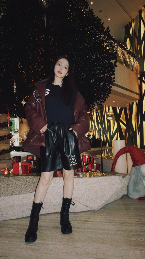 董璇红色皮衣造型平安夜夜景写真 手捧圣诞礼盒隔空送祝福__财经头条