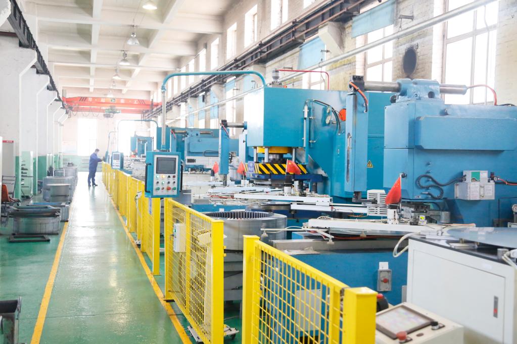 图为哈电集团佳木斯电机股份有限公司冲剪车间自动生产设备.