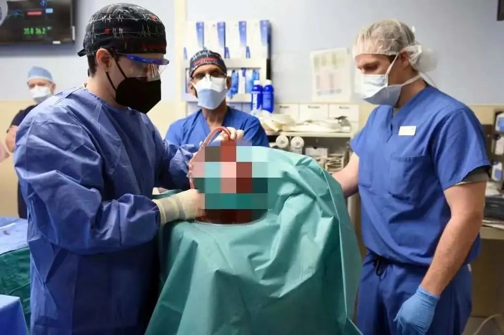 1月7日，马里兰大学医学院的医生们首次将一颗经过基因编辑的猪心移植到一名病人体内。图片来源：物理学家组织网