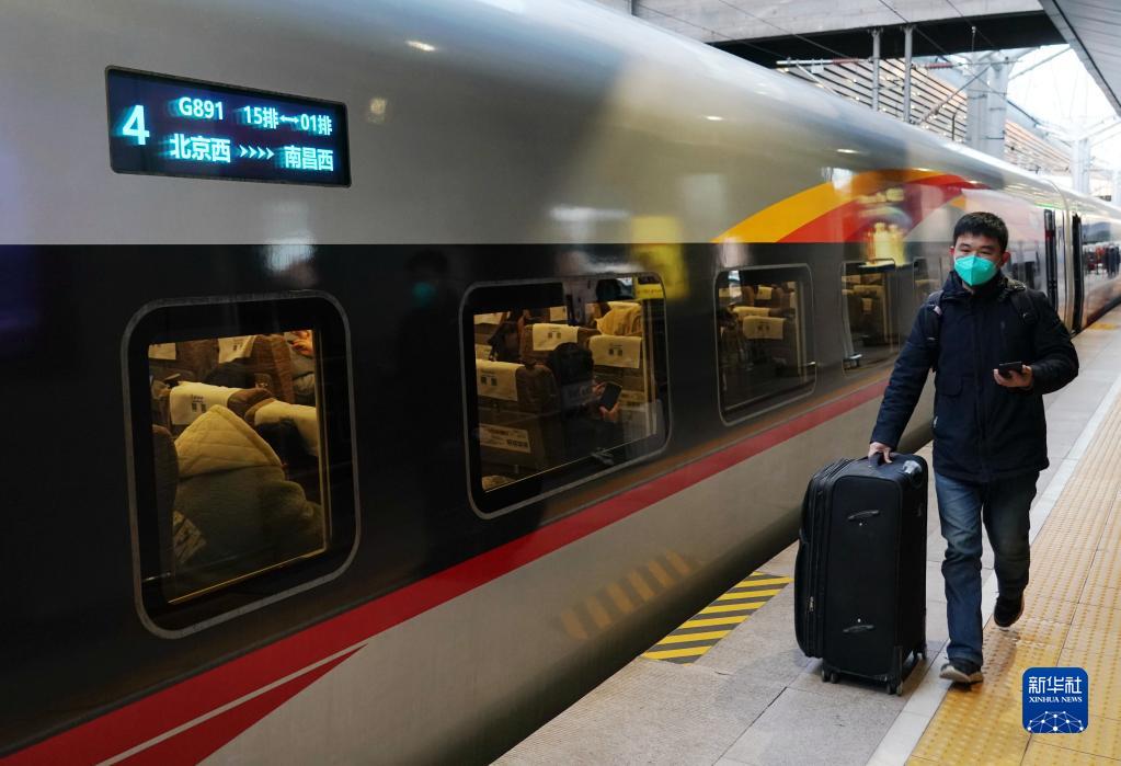 12月26日,旅客来到北京西站乘坐g891次列车出行.新华社记者 张晨霖 摄