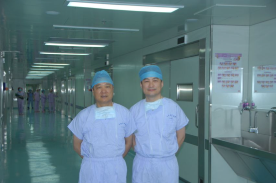 　　江苏省中医院消化系肿瘤外科刘福坤(左)、姚学权(右)两位主任