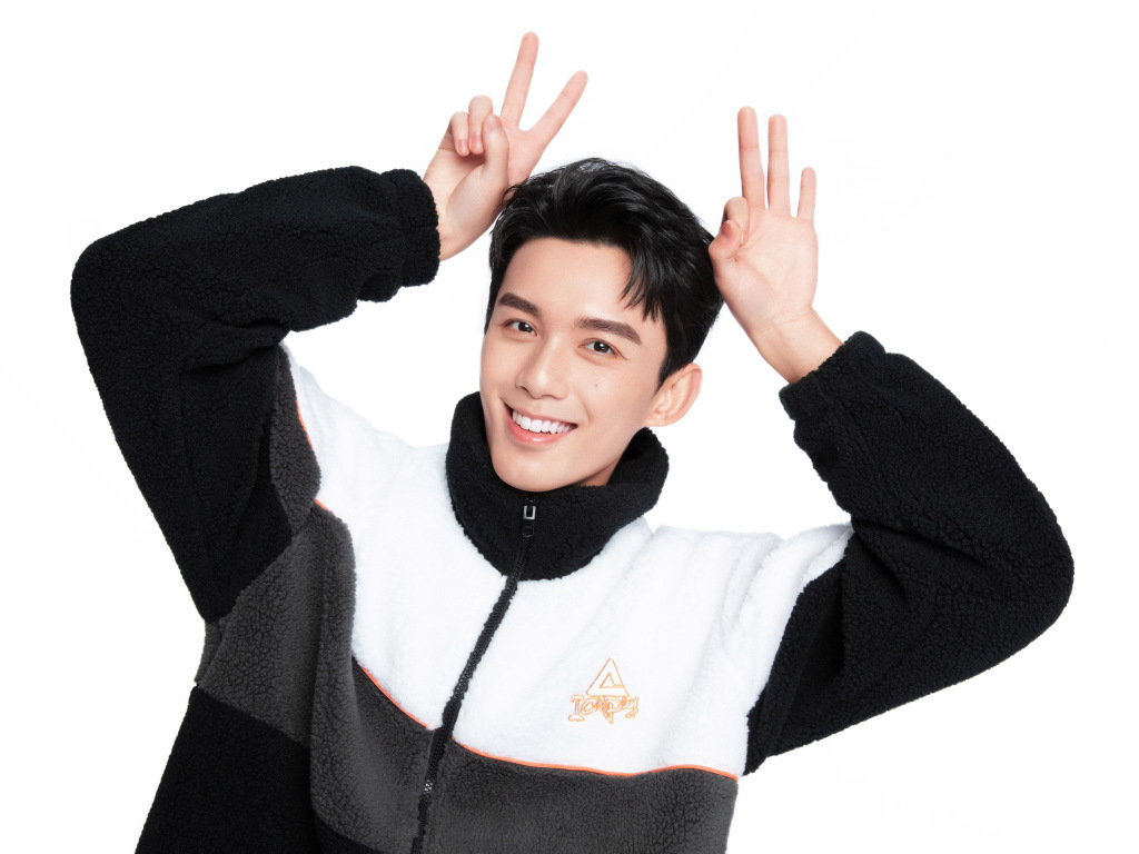 吴磊分享23岁生日写真 对镜比手势"23"笑容阳光