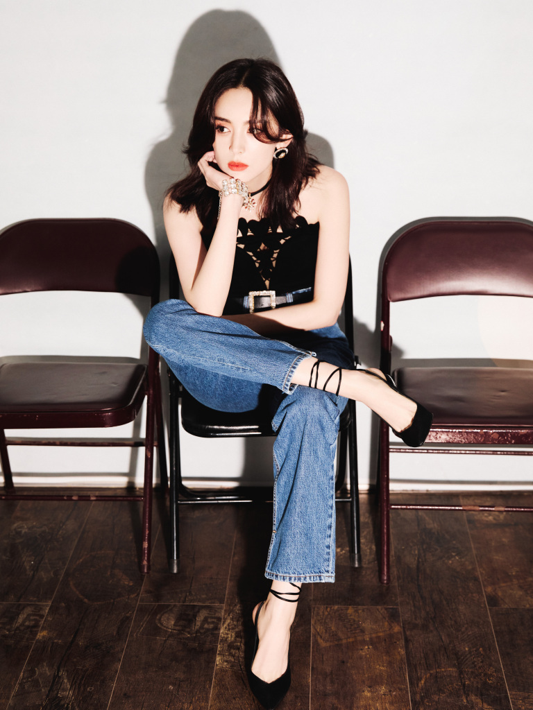 娜扎胶片光影写真发布 抹胸上衣搭配牛仔裤造型酷飒__财经头条