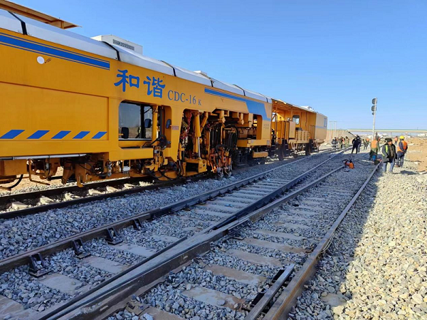 现场大机捣固为确保该段铁路顺利开通,项目部全体参战员工不惧严寒