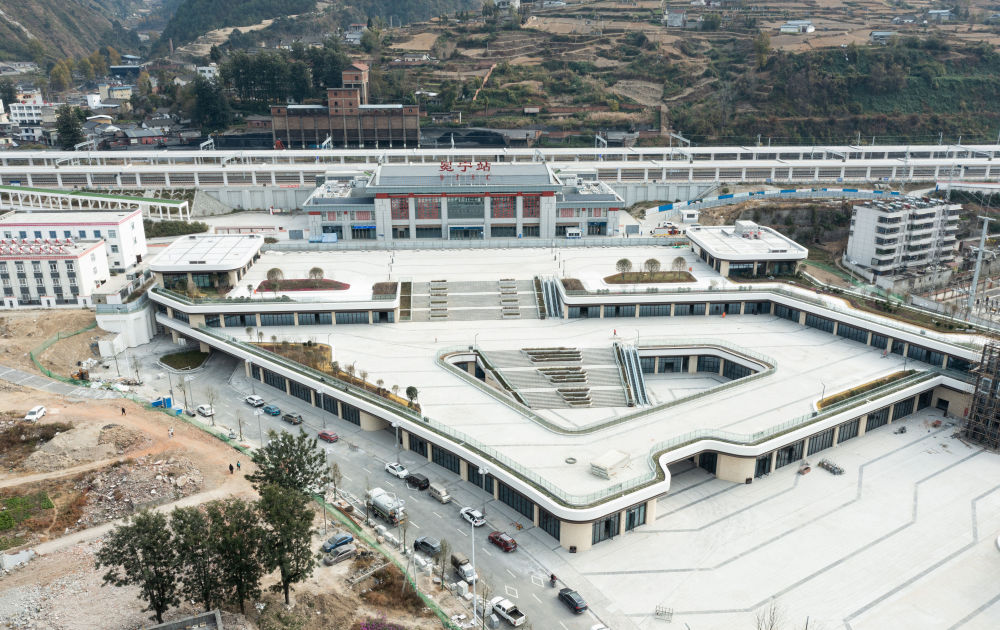 12月17日拍摄的新成昆铁路冕宁车站(无人机照片).