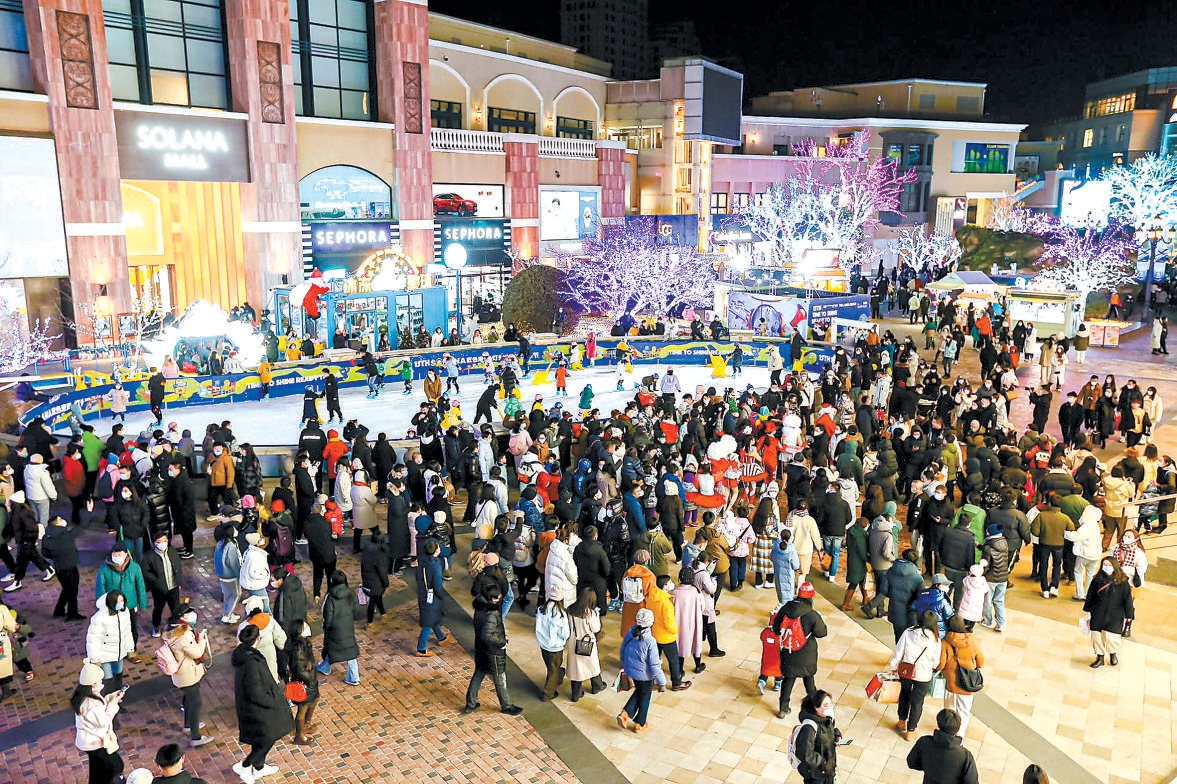 上周六晚,蓝色港湾中央广场人流熙攘,溜冰场上孩子们开心嬉戏.