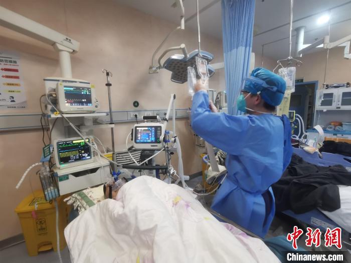 武汉同济医院医生救治患者 武汉同济医院供图