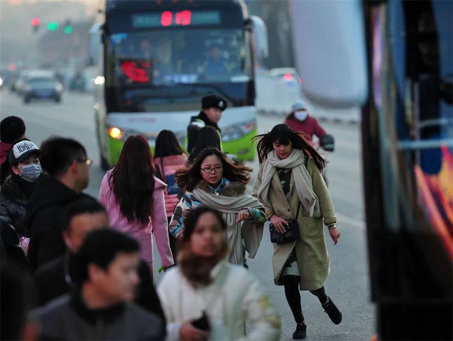 通勤是燕郊居民面临的首要问题。居民们自发组织拼车，建起一个个“拼车群”，又由此制造更深更广的联结，形成了具有温度感的熟人社会（翟羽佳 摄/ 视觉中国 供图）