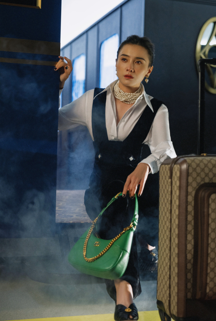 宋佳gucci品牌活动造型写真发布 白衬衫背带裤造型复古摩登__财经头条