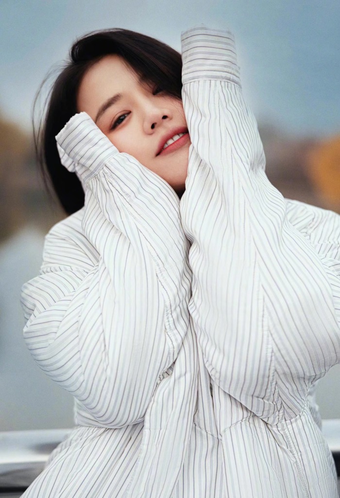 马思纯白色条纹棉服造型冬至写真笑露贝齿温暖又明媚