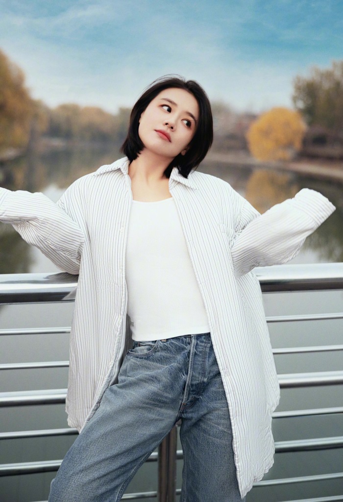 马思纯白色条纹棉服造型冬至写真笑露贝齿温暖又明媚