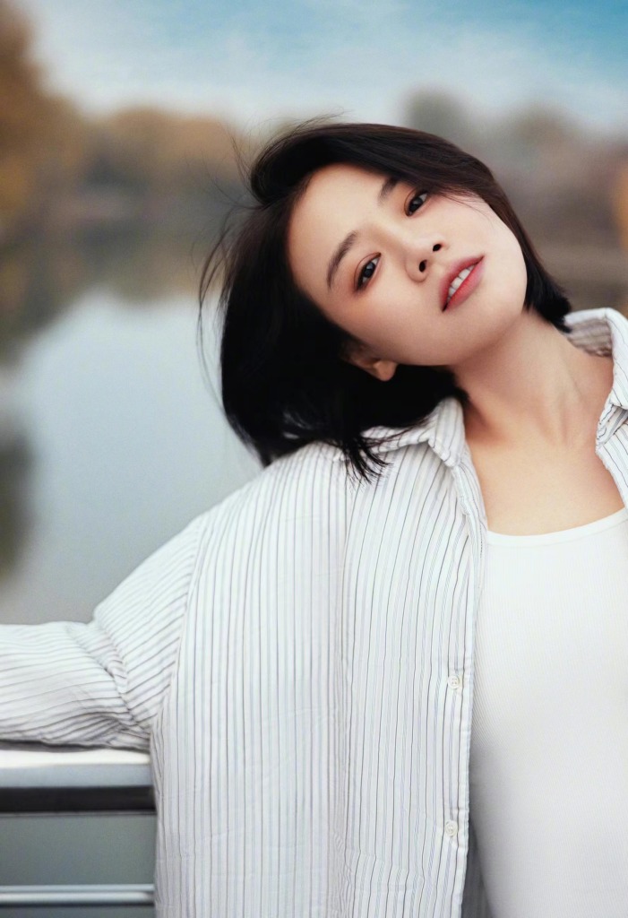 马思纯白色条纹棉服造型冬至写真笑露贝齿温暖又明媚