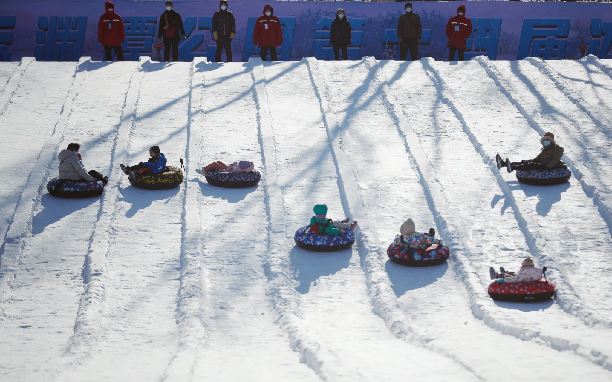 玉渊潭公园,游客从雪道上滑下.新京报记者 薛珺 摄