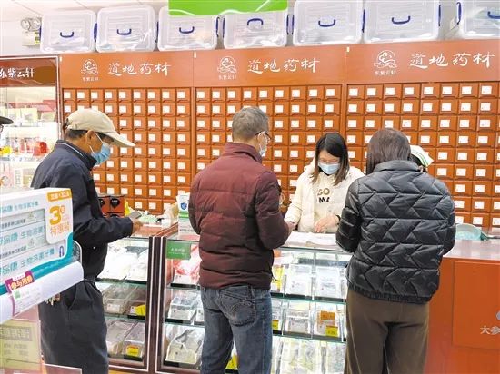 市民在药店有序排队购买退烧药.